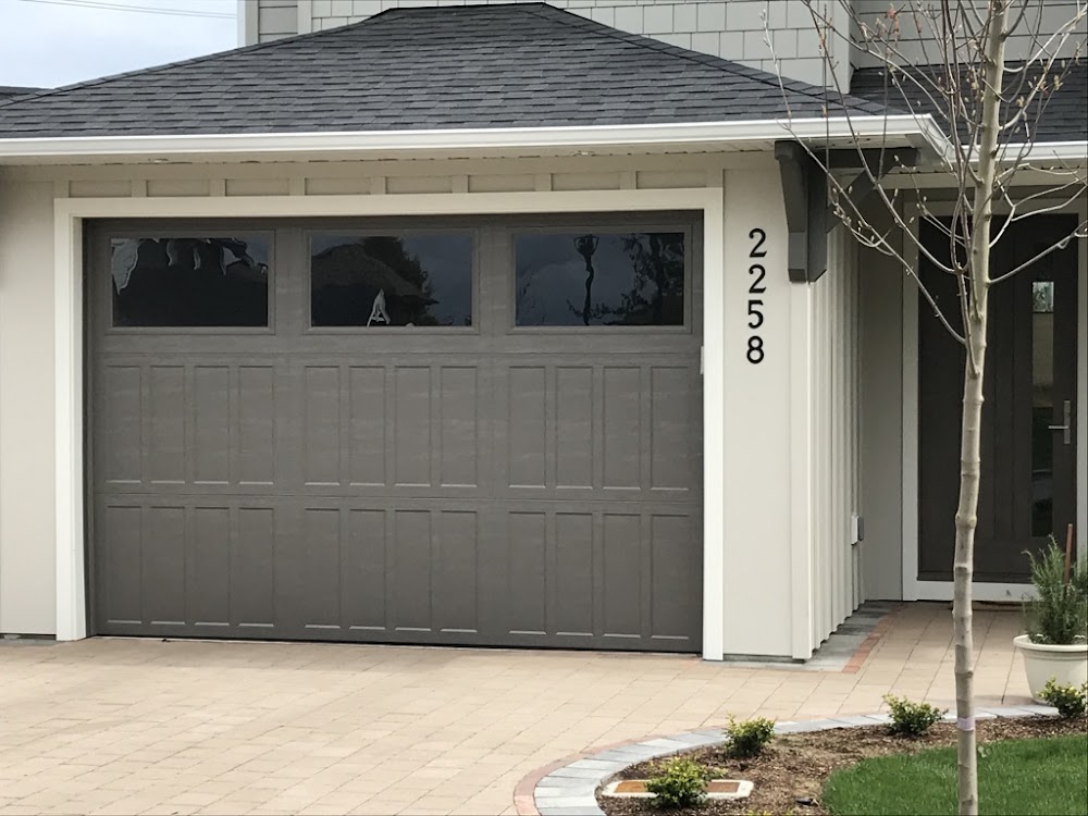 Accent garage doors
