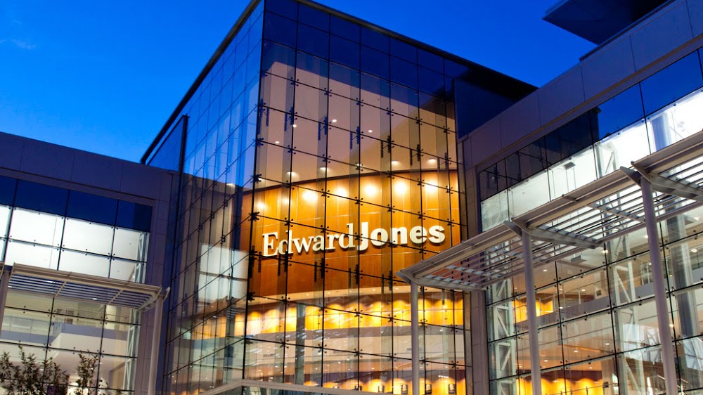 Edward Jones – Financial Advisor: Lisa Millar
