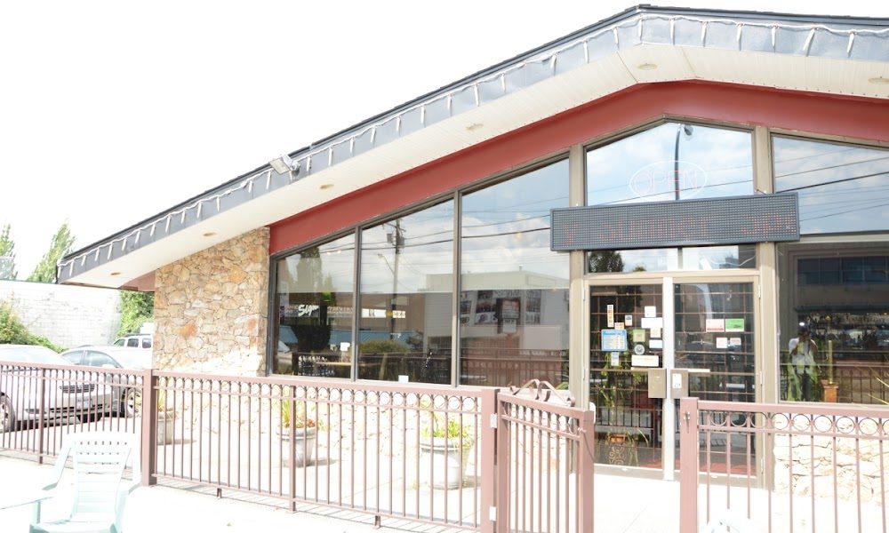 Bozzini’s Restaurant – Greek, Indian, Italian